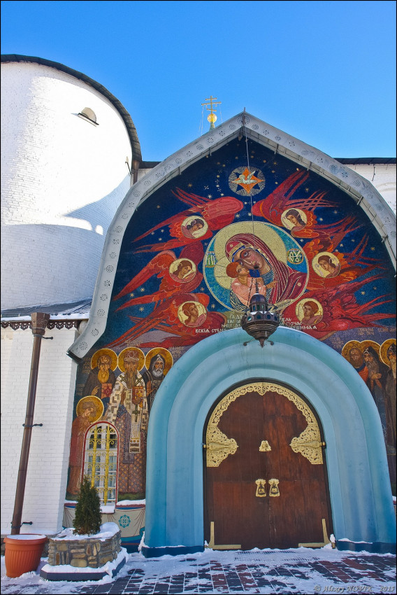 Ο καθεδρικός Ναός της Αγίας Τριάδος είναι χτισμένος κατά τα πρότυπα ενός αρχαίου ρωσικού ναού εξωτερικά και κατά τα ίδια πρότυπα ως προς την αγιογράφηση