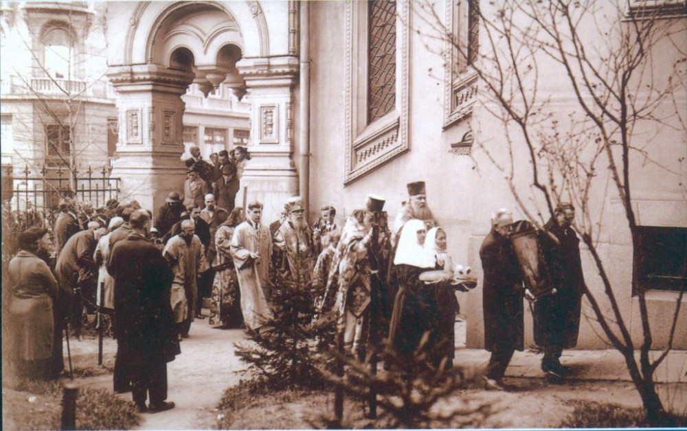 Крестный ход в Русской церкви в Софии (архиепископ Богучарский Серафим, протоиерей Андрей Ливен – впереди, самый высокий)