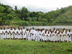 700 βαπτίσεις και άσπροι χιτώνες στον Κονγκό