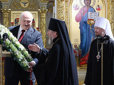 Президент Белоруссии передал в дар Белорусской Православной Церкви воссозданную святыню — напрестольный Туровский крест