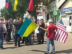 Radicals with U.S. and Ukrainian flags attack cross procession, schismatic bishop approves (+VIDEO)