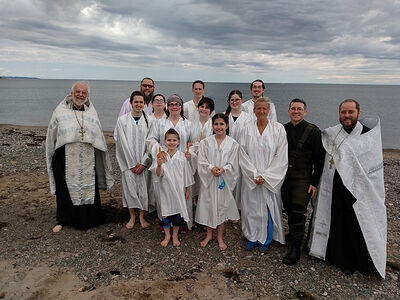 Семья из 11 человек крестилась в океане в провинции Новая Шотландия