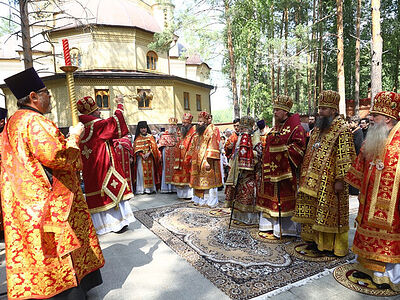 В годовщину гибели преподобномучениц великой княгини Елисаветы и инокини Варвары в Алапаевске состоялась соборная Литургия