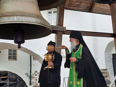 В Соловецком монастыре завершена установка уникальной колокольной звонницы
