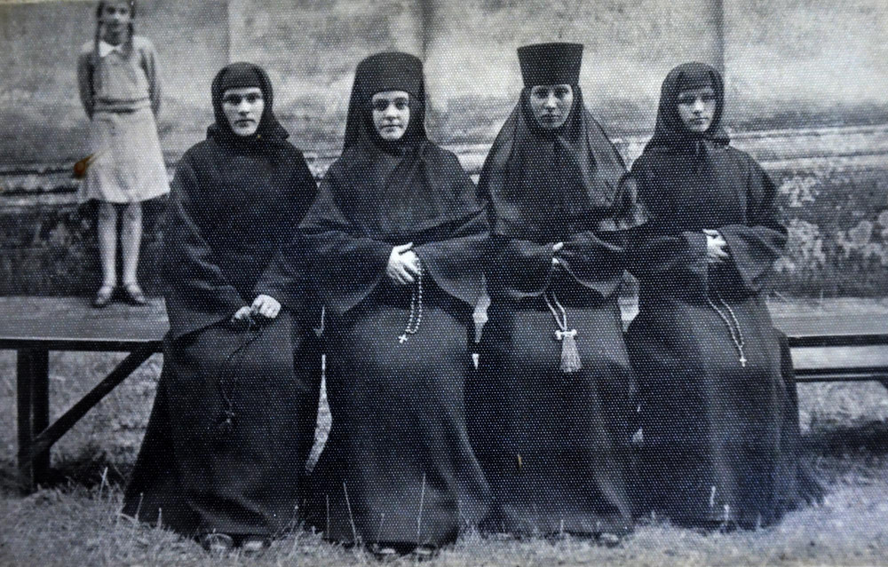 Монастырские сестры