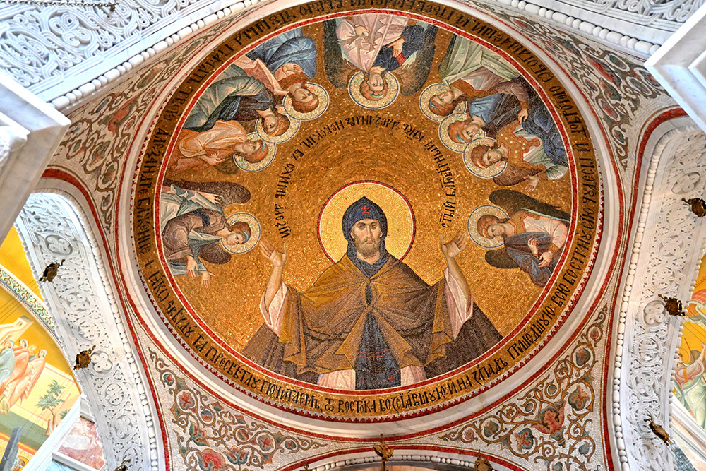 Мозаичная икона святого благоверного Великого князя Александра Невского на купольном своде собора Александра Невского