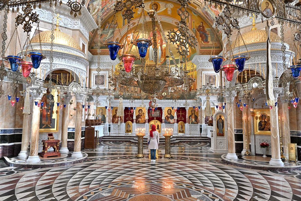 Внутреннее убранство Александро-Невского собора