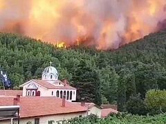 Evia monastery saved from wildfires (+VIDEO)