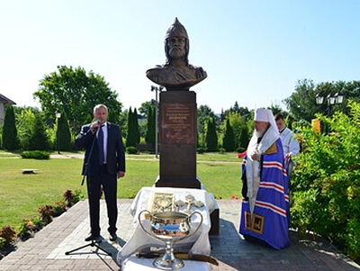 На территории Свято-Троицкого кафедрального собора Брянска установлен памятник благоверному князю Александру Невскому