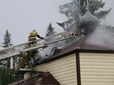 Пожарные в Мирном Архангельской области спасли от огня деревянную церковь