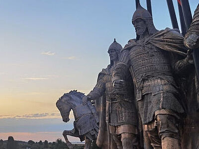 На берегу Чудского озера собирают части скульптурной композиции «Александр Невский с дружиной»