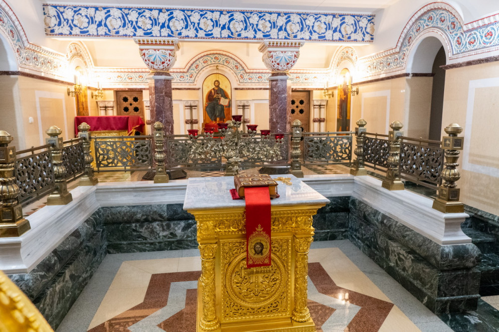 Алтарь первого храма-баптистерия, освящённого в честь Священномученика Константина Меркушинского (Богоявленского) 26 сентября 2006 года