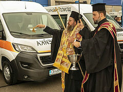 Bulgarian hierarch blesses ambulances for use throughout the country