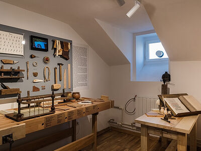 В музее имени Андрея Рублева открылась выставка, рассказывающая о технике иконописи и работе над рукописной книгой