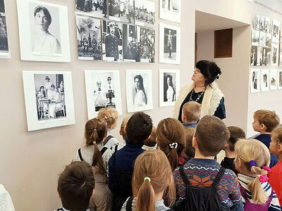 В Черкутино проходит выставка «Романовы – царское служение»