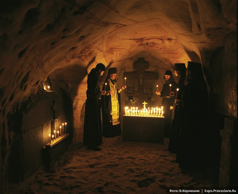 В пещерах в Псково-Печерском монастыре