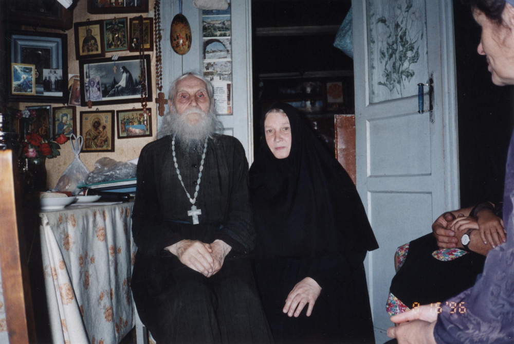 Матушка Георгия с отцом Николаем Гурьяновым в домике батюшки