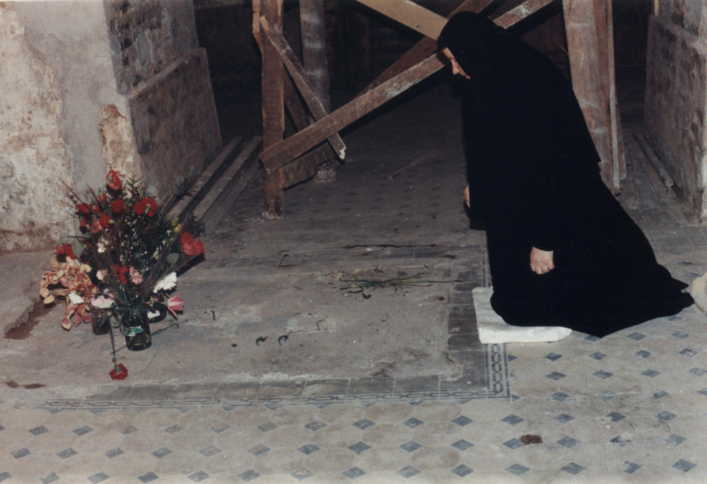 Матушка Георгия у места захоронения святого праведного Иоанна Кронштадтского в монастыре на Карповке в Санкт-Петербурге