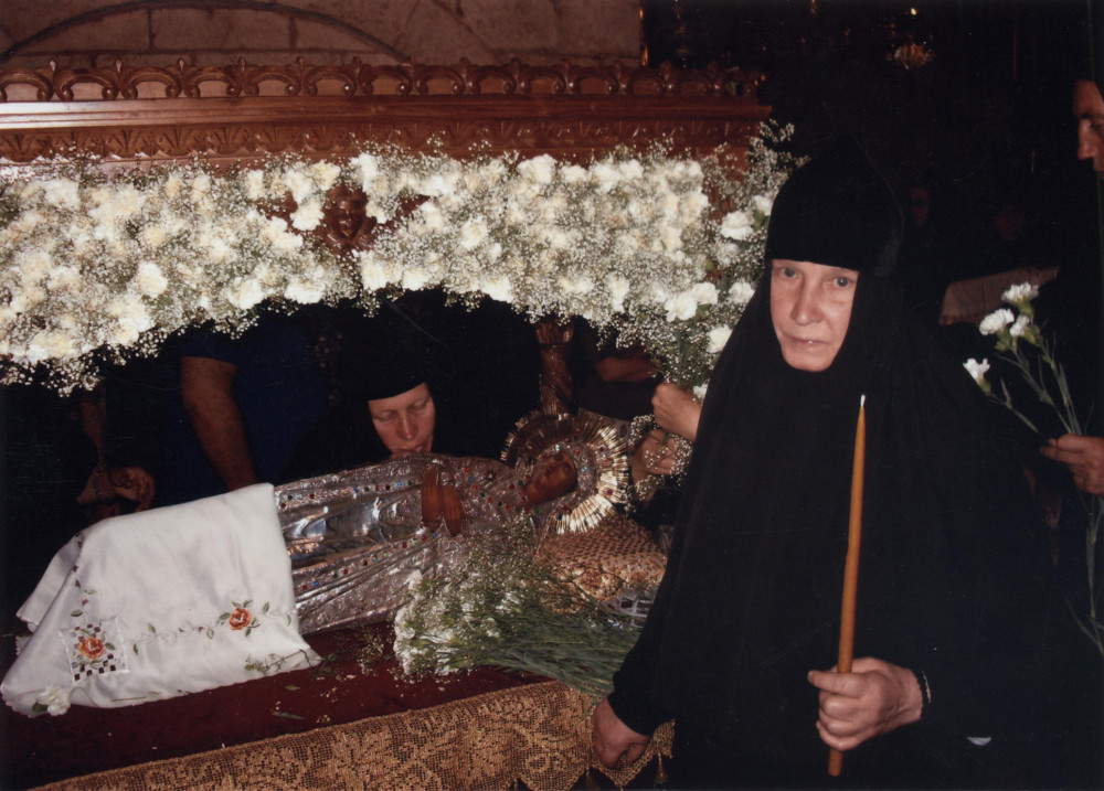 Матушка Георгия у плащаницы Пресвятой Богородицы на праздник Успения