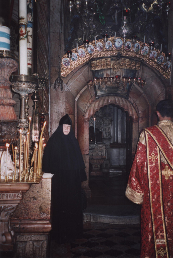 Матушка Георгия у Кувуклии в храме Гроба Господня