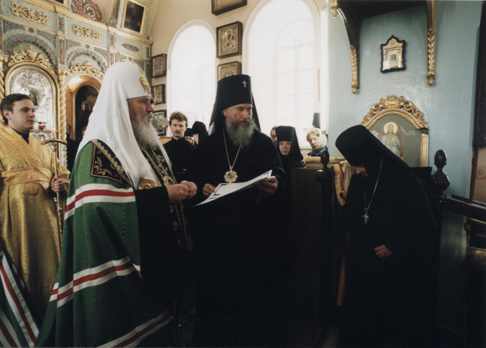 Святейший патриарх Алексий II награждает матушку Георгию