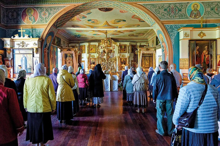 Службы в печерском монастыре. Крестный ход вокруг псково печерского монастыря. Мелхиседек псково-печерский монастырь. Август 2021 фото с вечерних богослужений в псково печерском монастыре. Службы в печерском монастыре.