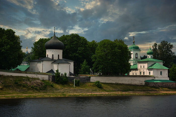 Территория Мирожского монастыря