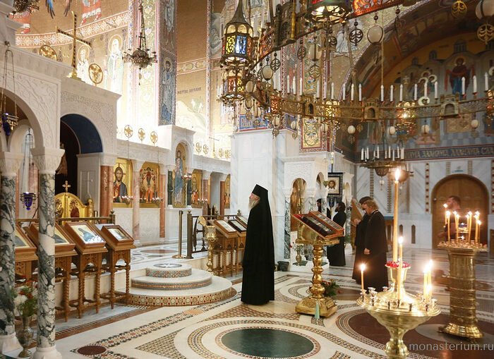 Церковь должна быть. Почему стены в церкви должны быть белыми.