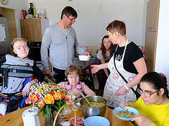 За столом у самой дружной семьи