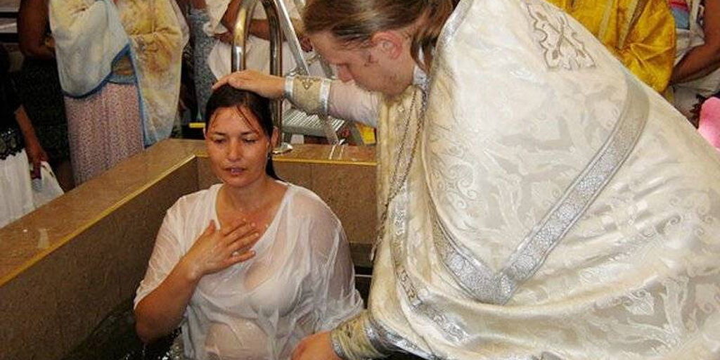 Можно ли жене крестить мужа