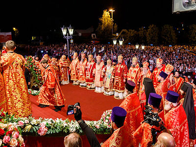 Десятки тысяч верующих приняли участие в памятных богослужениях в Екатеринбурге в годовщину расстрела Царской семьи