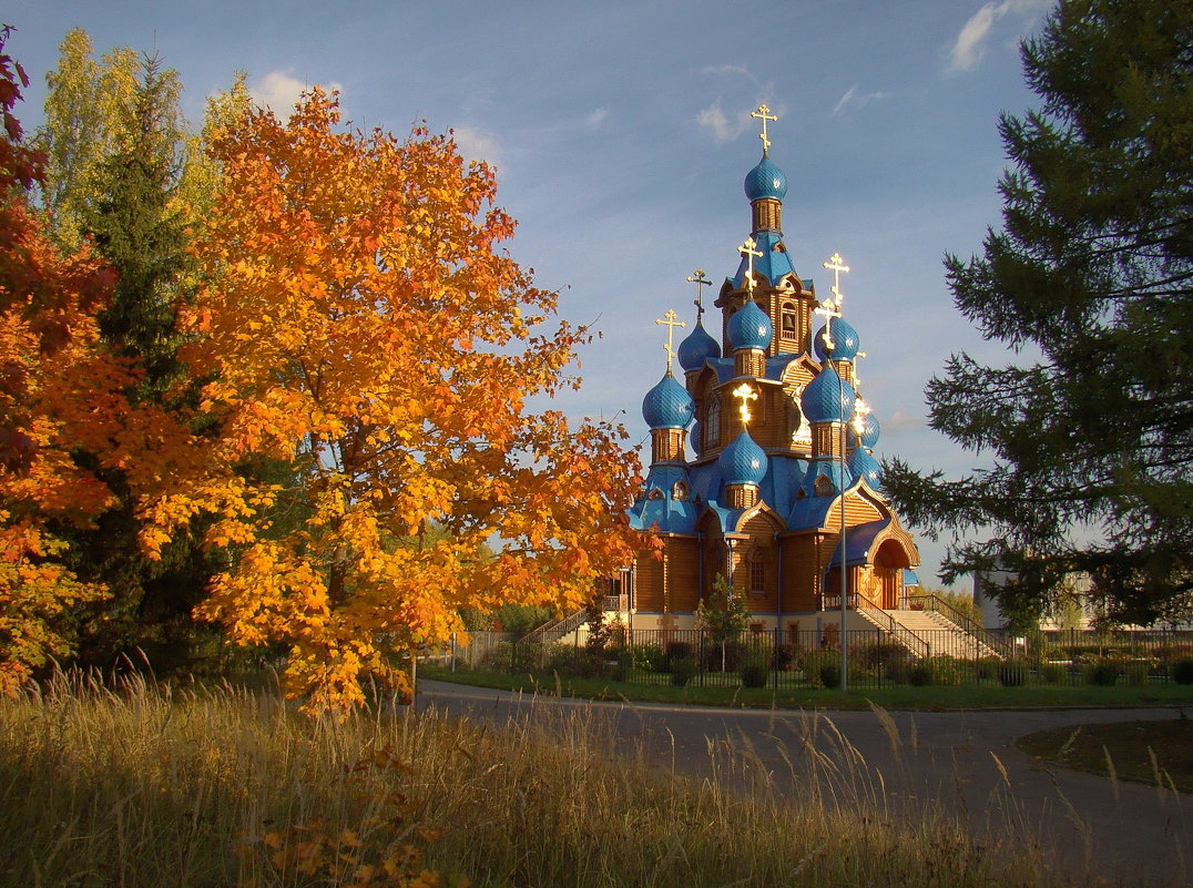 Звездный храм. Храм Преображения Господня в Звездном Городке. Осень в Звездном Городке. Деревянный храм осенью. Храм в осеннюю пору.