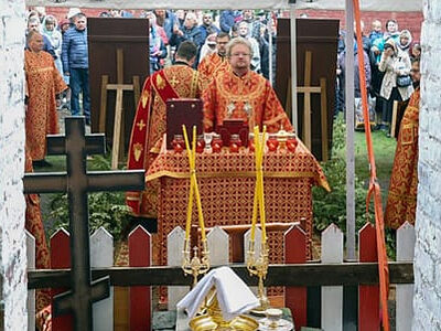 Епископ Выборгский Игнатий совершил Литургию на предполагаемом месте расстрела священномученика Вениамина Петроградского