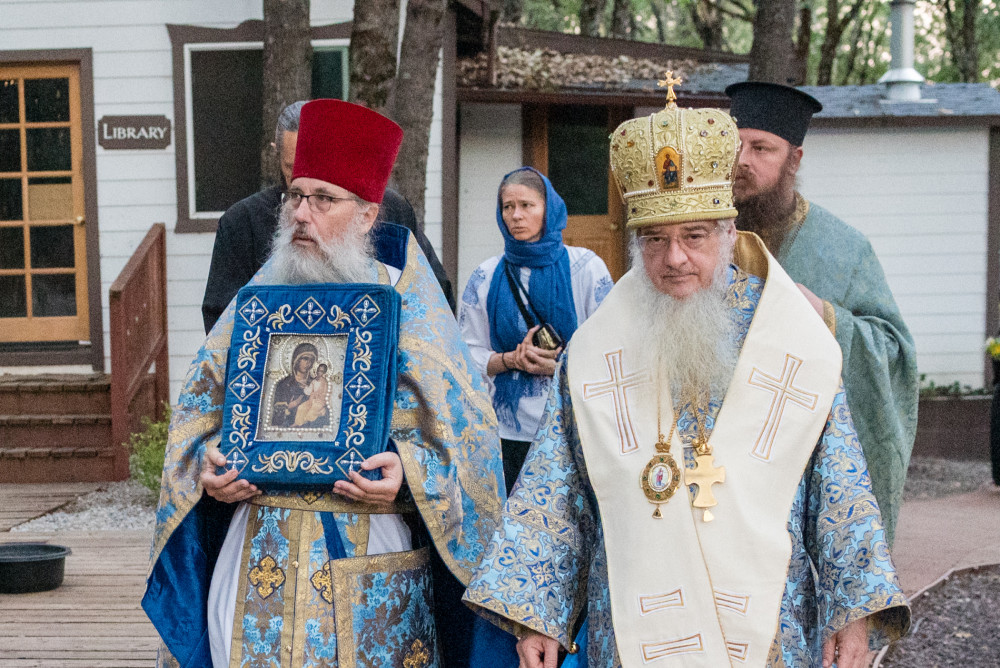Bishop James of Sonora and Archpriest Paul Volmensky with the wonderworking Hawaiian Iveron Icon of the Motherof God