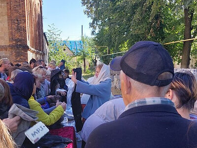 В Лисичанске при Никольском храме раздали жителям города теплую одежду. Информационная сводка о помощи беженцам (от 26 сентября 2022 года)