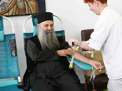 Сербский Патриарх вновь принял участие в добровольной сдаче крови