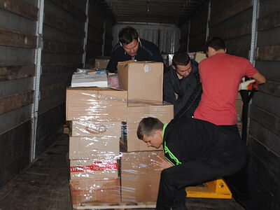 Православные волонтеры помогают в фасовке и погрузке помощи беженцам и пострадавшим мирным жителям. Информационная сводка о помощи беженцам (от 2 октября 2022 года)