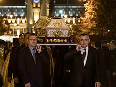 20,000 process with relics of beloved Romanian saints (+VIDEO)