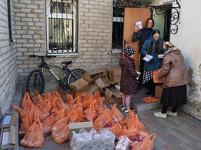 В Лисичанске при Митрофановском храме раздали средства гигиены. Информационная сводка о помощи беженцам (от 10 октября 2022 года)