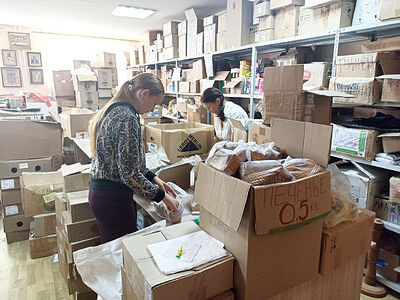 Приходы храмов в епархиях России передают беженцам продукты, одежду, детское питание. Информационная сводка о помощи беженцам (от 16 октября 2022 года)