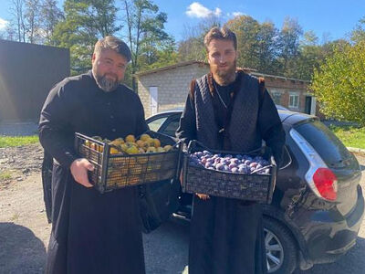 Приходы российских епархий передают для беженцев теплые вещи, продукты и лекарства. Информационная сводка о помощи беженцам (от 25 октября 2022 года)