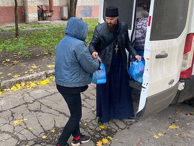 Представители Луганской епархии раздали продуктовые наборы жителям Северодонецка. Информационная сводка о помощи беженцам (от 29 октября 2022 года)