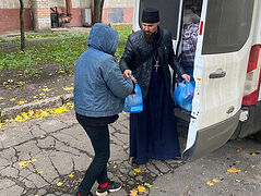 Представители Луганской епархии раздали продуктовые наборы жителям Северодонецка. Информационная сводка о помощи беженцам (от 29 октября 2022 года)