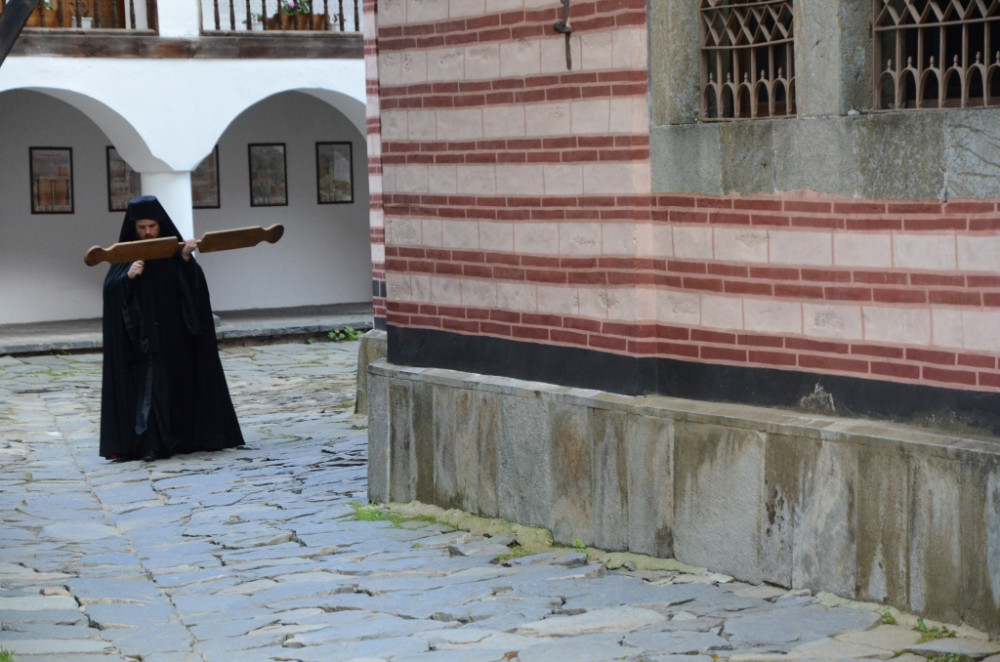 Монах монастыря призывает на богослужение
