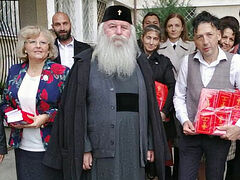 Romanian hierarch distributes 30,000 prayer books to students
