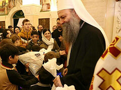 Serbian Patriarch gives Christmas gifts to orphans and needy children