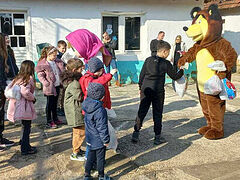Как Маша и Медведь в сербское село приходили детишек поздравлять