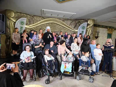 Глава Кубанской митрополии передал семьям особенных детей более миллиона рублей, собранных в ходе региональной акции «Белый цветок»