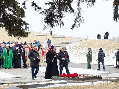 В 80-ю годовщину победы в Сталинградской битве на Мамаевом кургане молитвенно почтили память погибших воинов