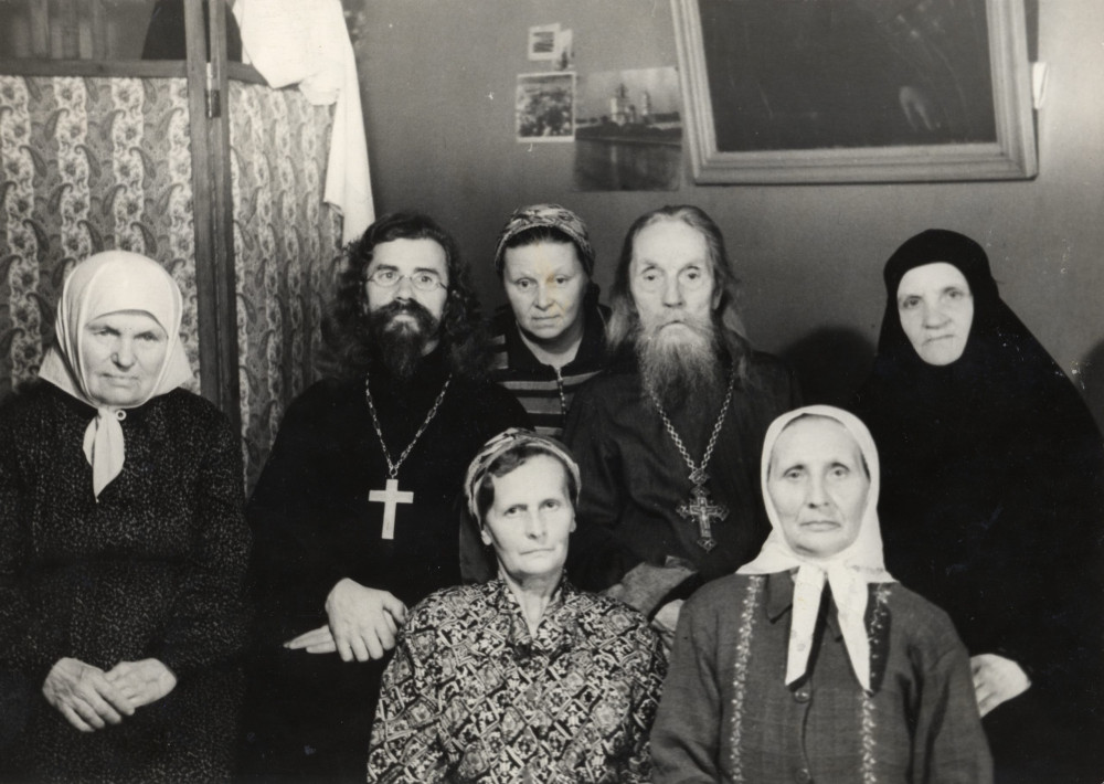 Духовенство Псковского Троицкого собора с прихожанками. Псков, 1956-1957